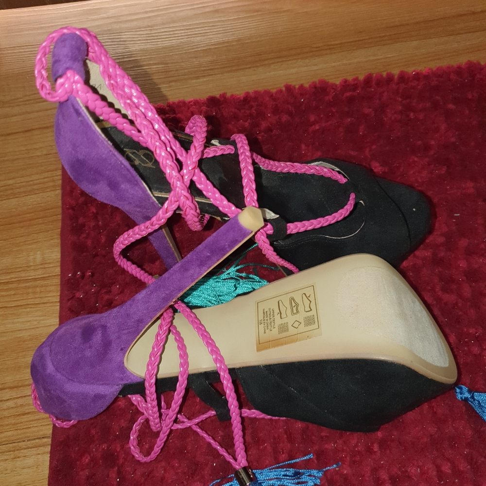 Heels - Picture 4 of 4
